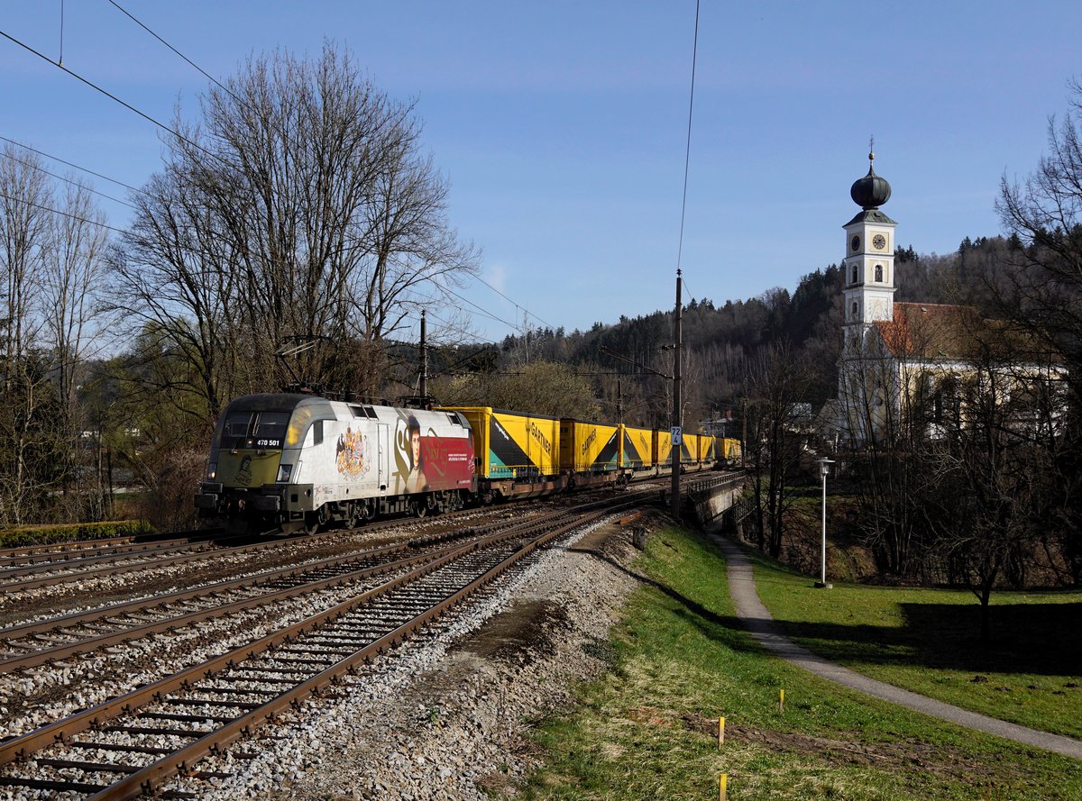 Die 470 501 mit einem KLV-Zug am 25.03.2017 bei der Durchfahrt in Wernstein.