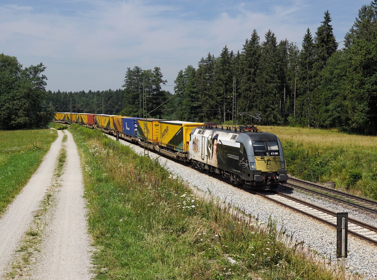 Die 470 501 mit einem KLV-Zug am 20.07.2019 unterwegs bei Teisendorf.