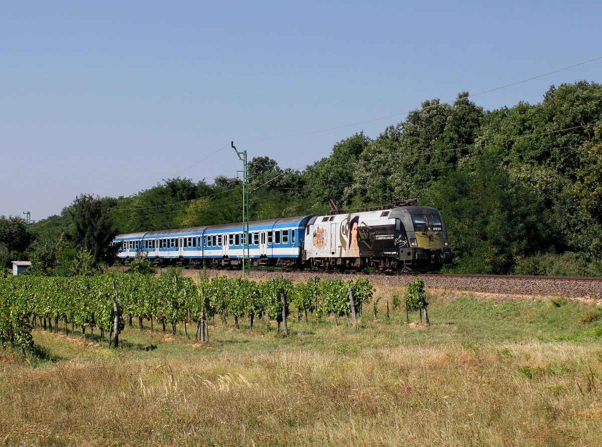 Die 470 501 mit einem D-Zug nach Budapest am 01.09.2015 unterwegs bei Kópháza.