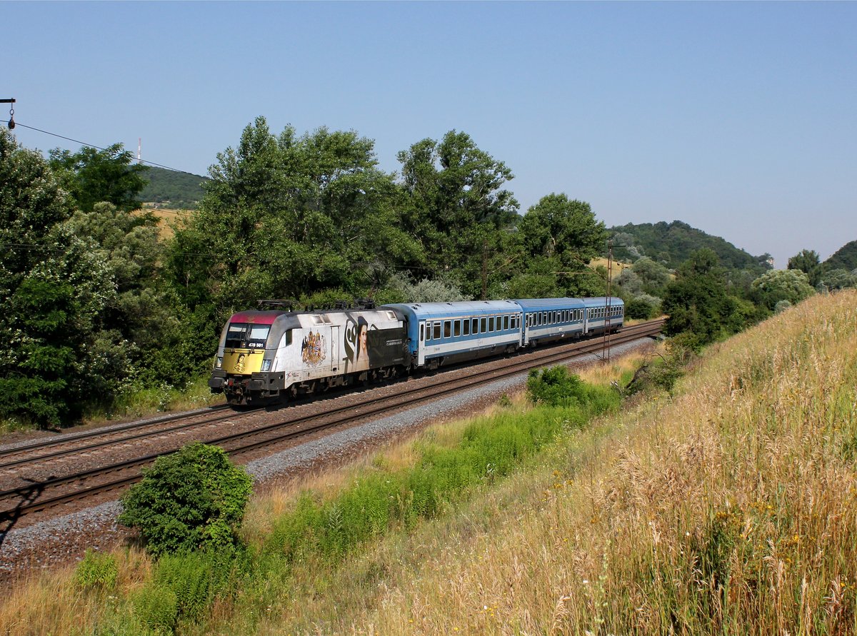 Die 470 501 mit einem IC nach Budapest am 02.07.2016 unterwegs bei Tatabánya.