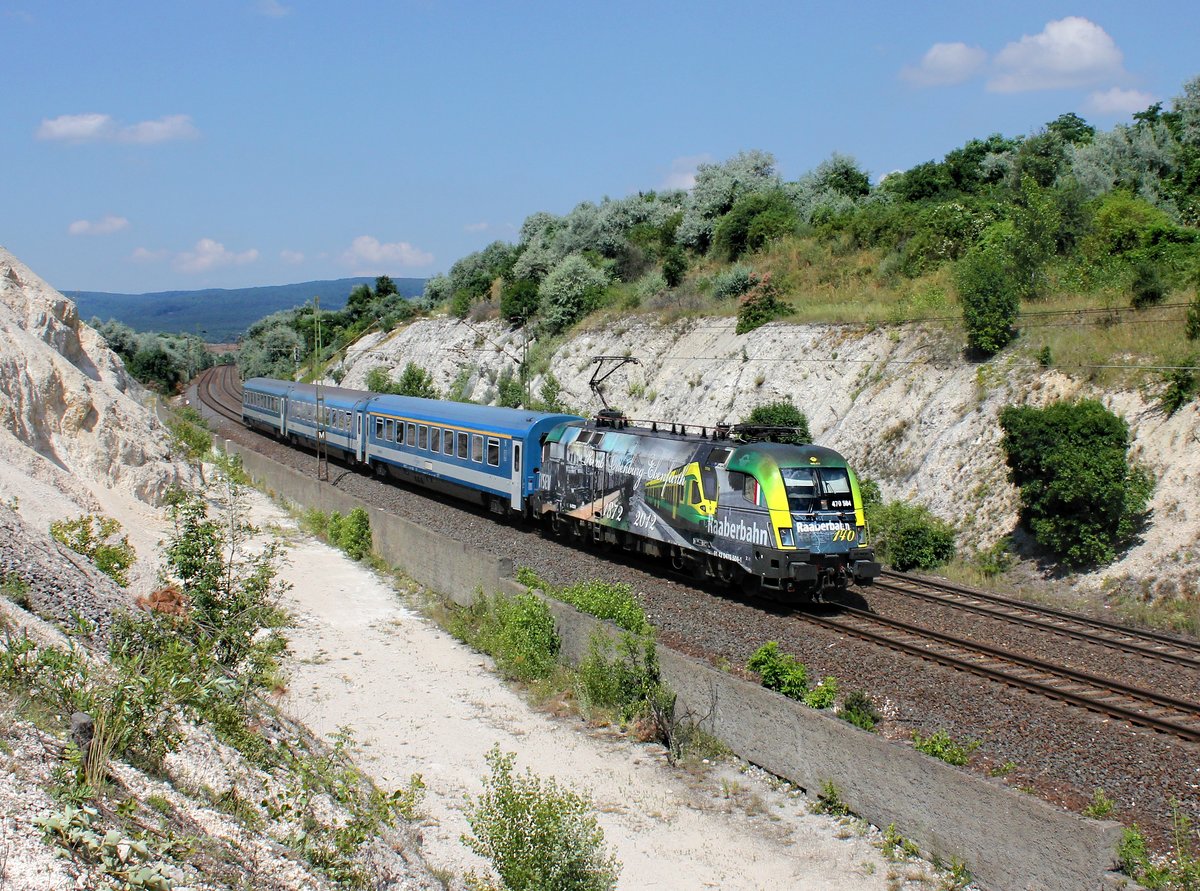 Die 470 504 mit einem IC nach Budapest am 02.07.2016 unterwegs bei Szár.