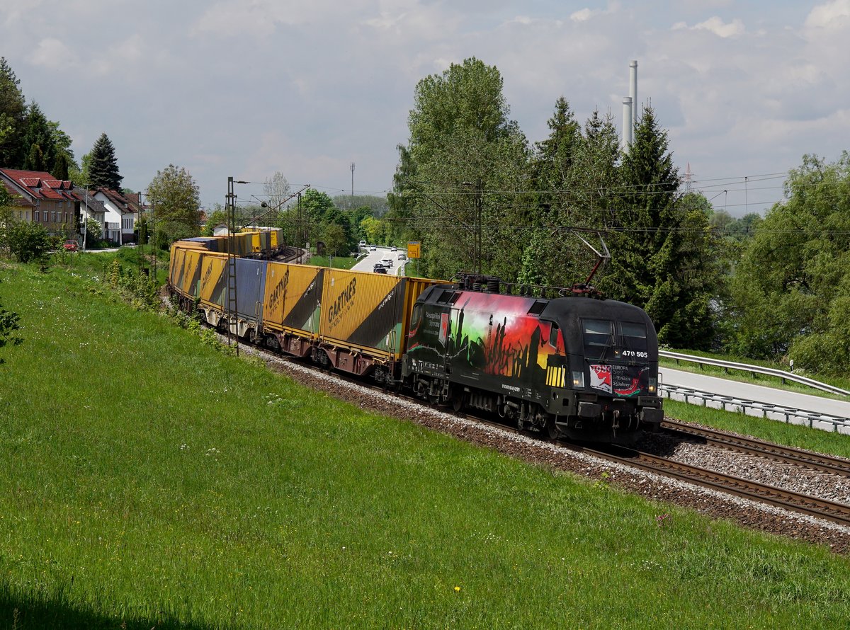Die 470 505 mit einem KLV-Zug am 13.05.2017 unterwegs bei Pleinting.