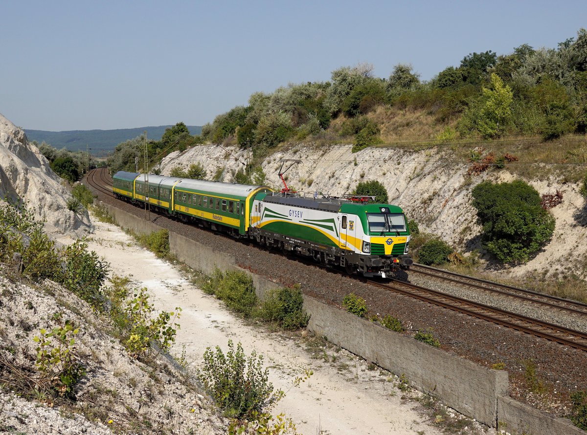 Die 471 002 mit einem IC nach Budapest am 26.08.2017 unterwegs bei Szár.