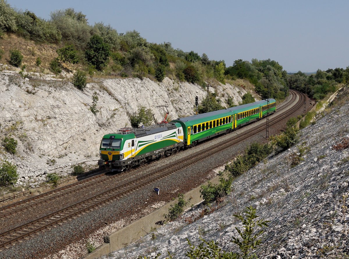 Die 471 002 mit einem IC am 26.08.2017 unterwegs bei Szár.