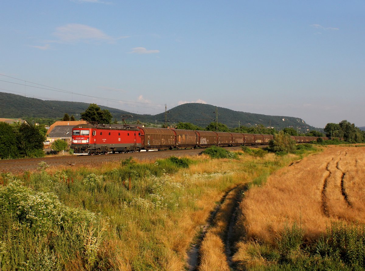 Die 471 002 mit einem Schiebewandwagenzug am 02. 07.2016 unterwegs bei Vértesszőlős.
