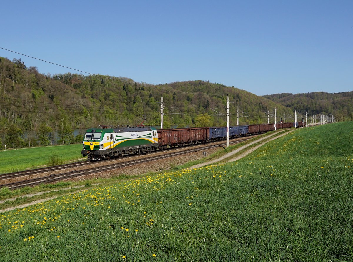 Die 471 005 mit einem Güterzug am 19.04.2019 unterwegs bei Wernstein.