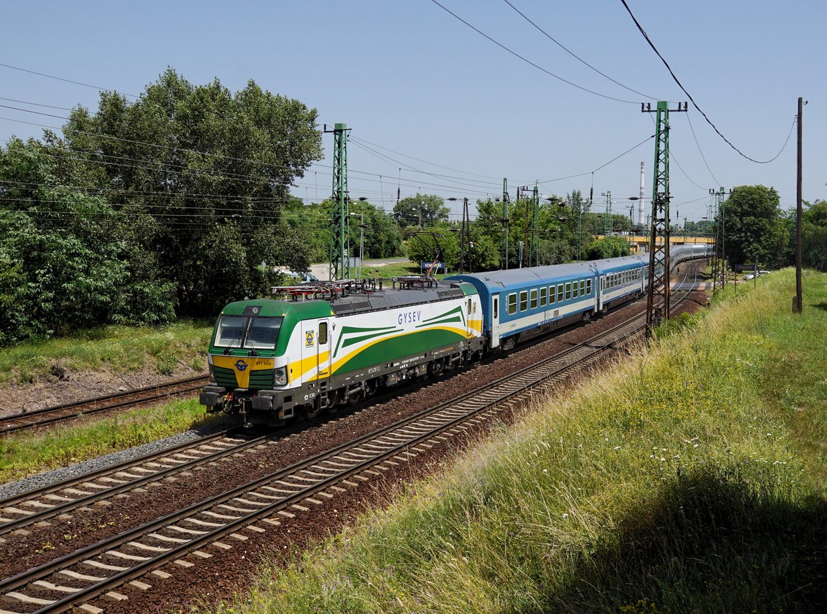 Die 471 500 mit einem IC am 30.06.2019 unterwegs bei Komárom.