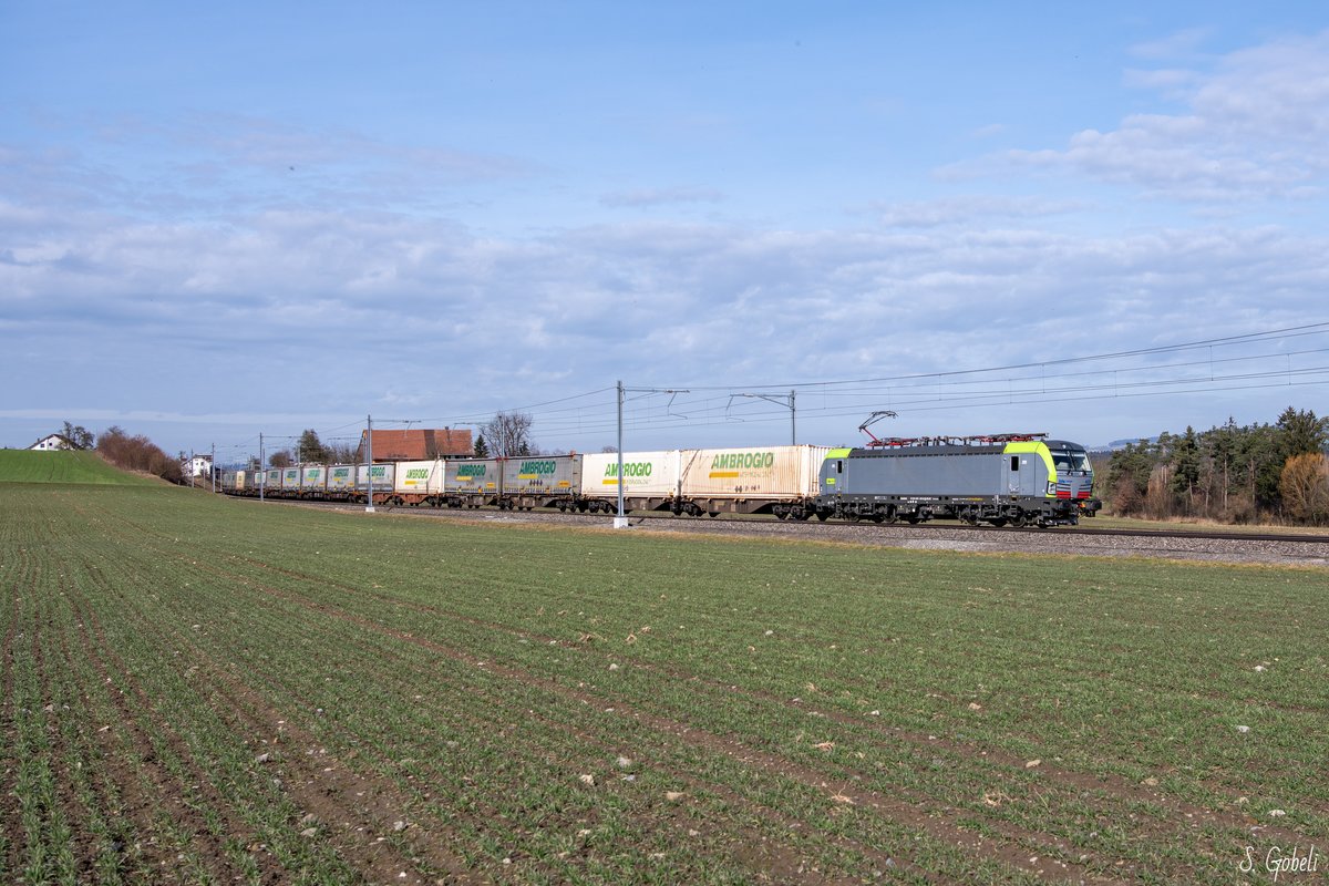 Die 475 423 beförderte am 19.02.2021 einen Ambrogio-Zug von Basel in den Süden und konnte bei Boswil abgelichtet werden.