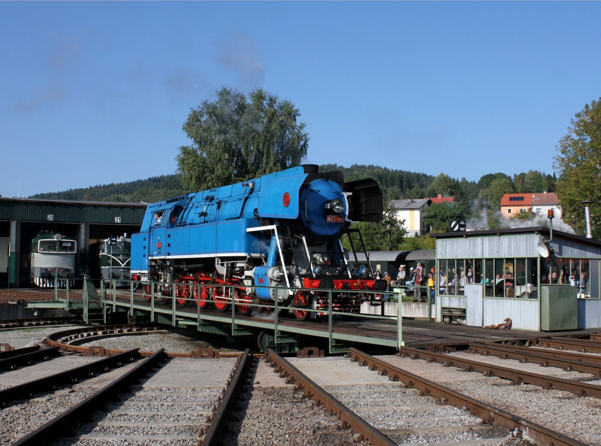 Die 477 043 am 28.09.2013 auf der Drescheibe im Ampflwanger Museum.