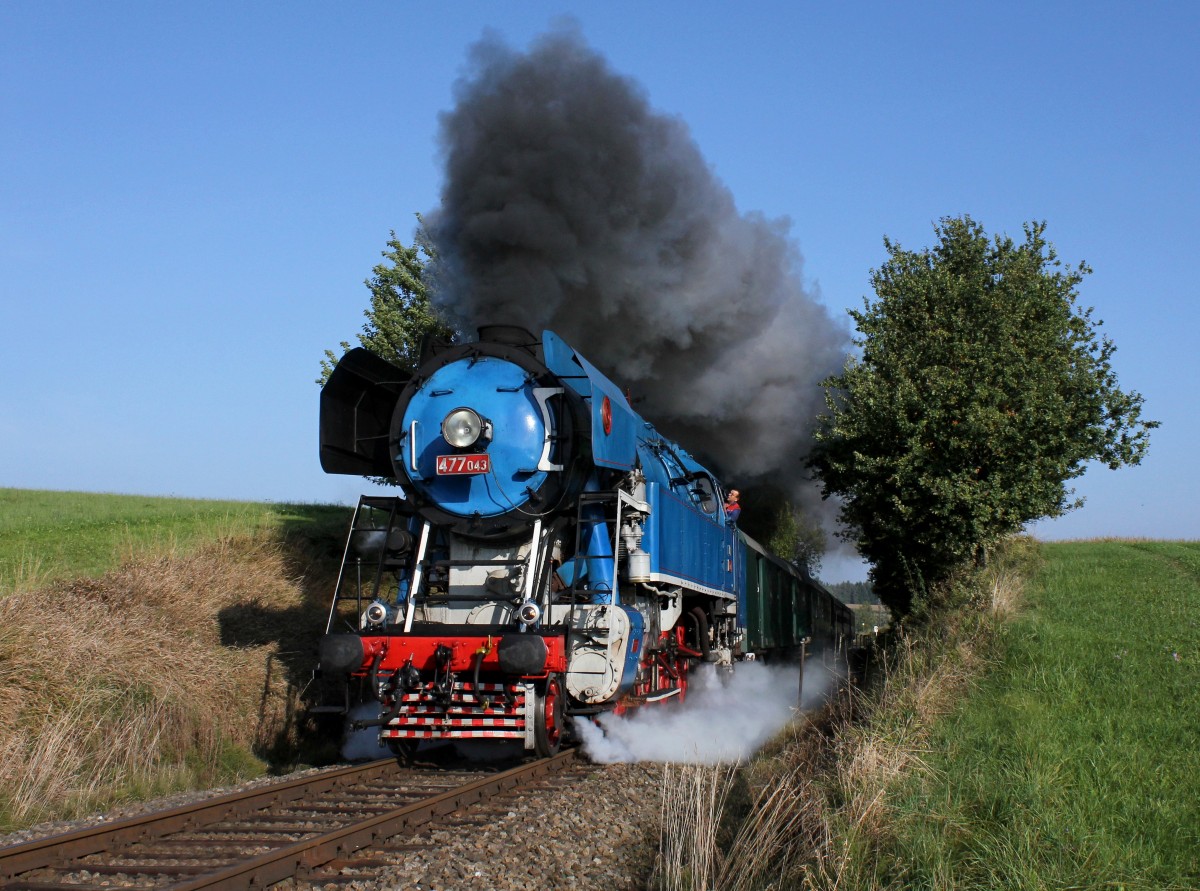 Die 477 043 mit einem Sonderzug nach Ampflwang am 28.09.2013 unterwegs bei Eberschwang.
