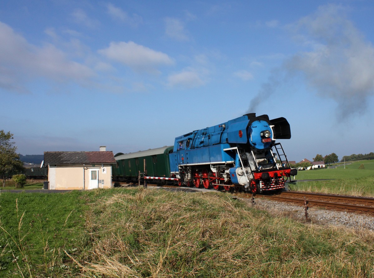 Die 477 043 mit einem Sonderzug nach Ampflwang am 28.09.2013 unterwegs bei Hausruck.