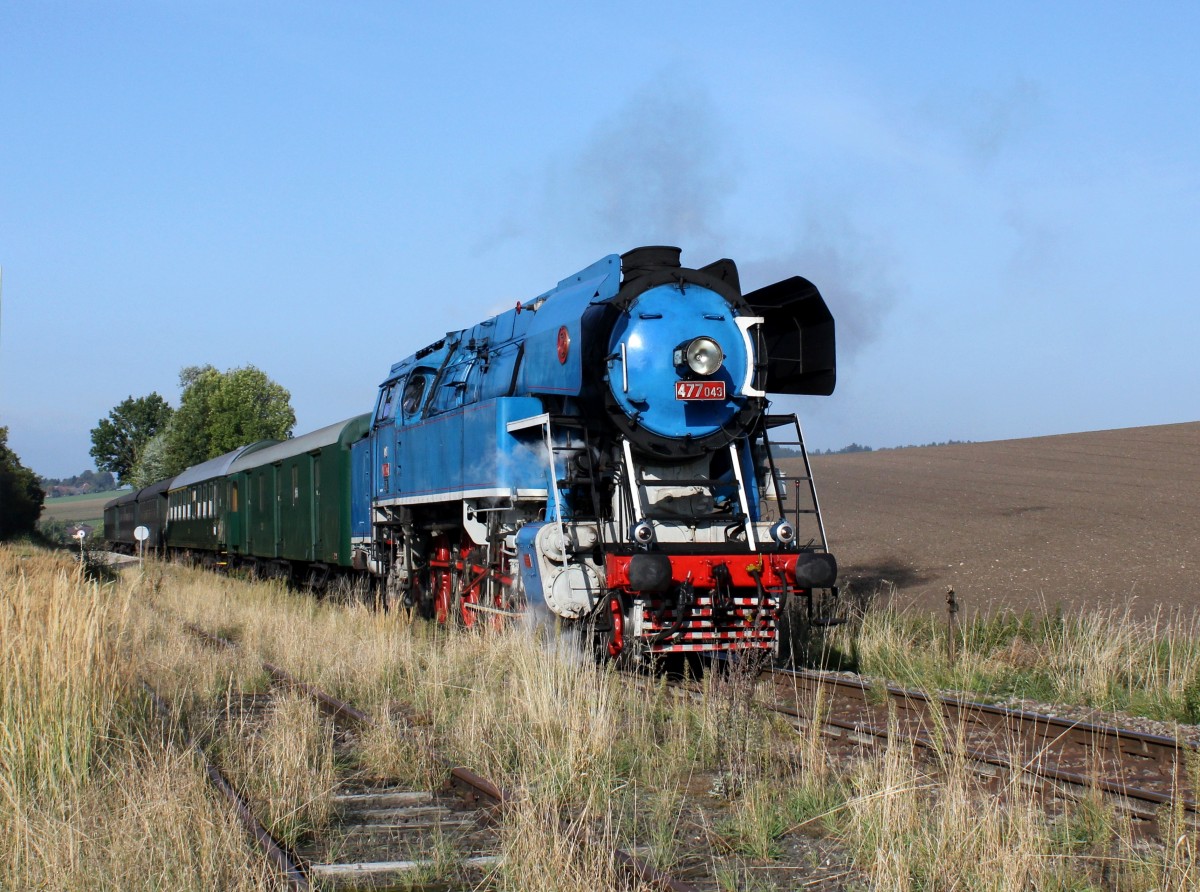 Die 477 043 mit einem Sonderzug nach Ampflwang am 28.09.2013 in Eberschwang.