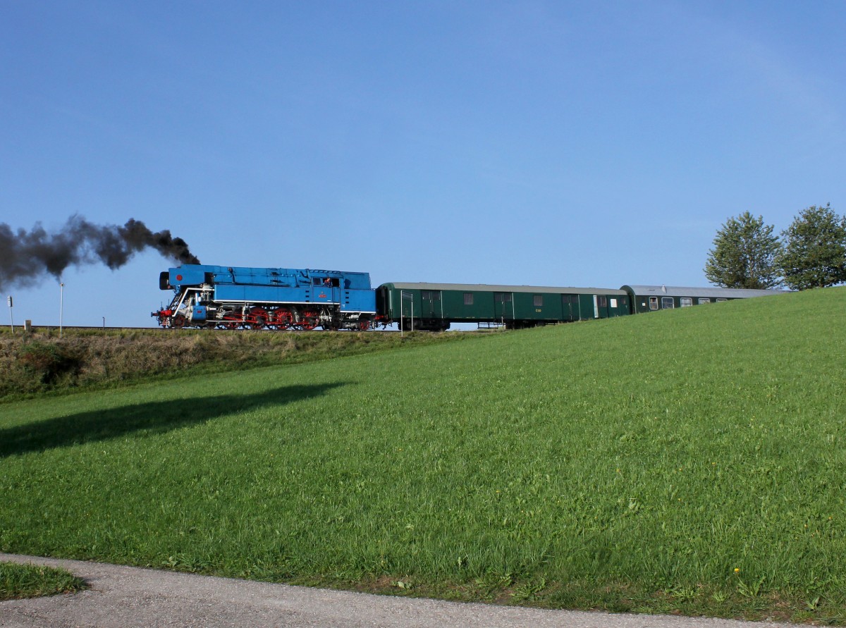 Die 477 043 mit einem Sonderzug nach Ampflwang am 28.09.2013 unterwegs bei Eberschwang.