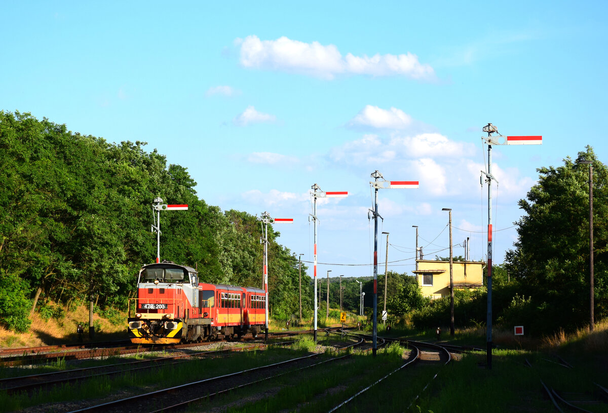 Die 478 203-er Verschublok von MÁV-Start mit dem Zug 34918 von Székesfehérvár nach Komárom bei der Einfahrt in Bahnhof Kisbér. 
11.07.2022.