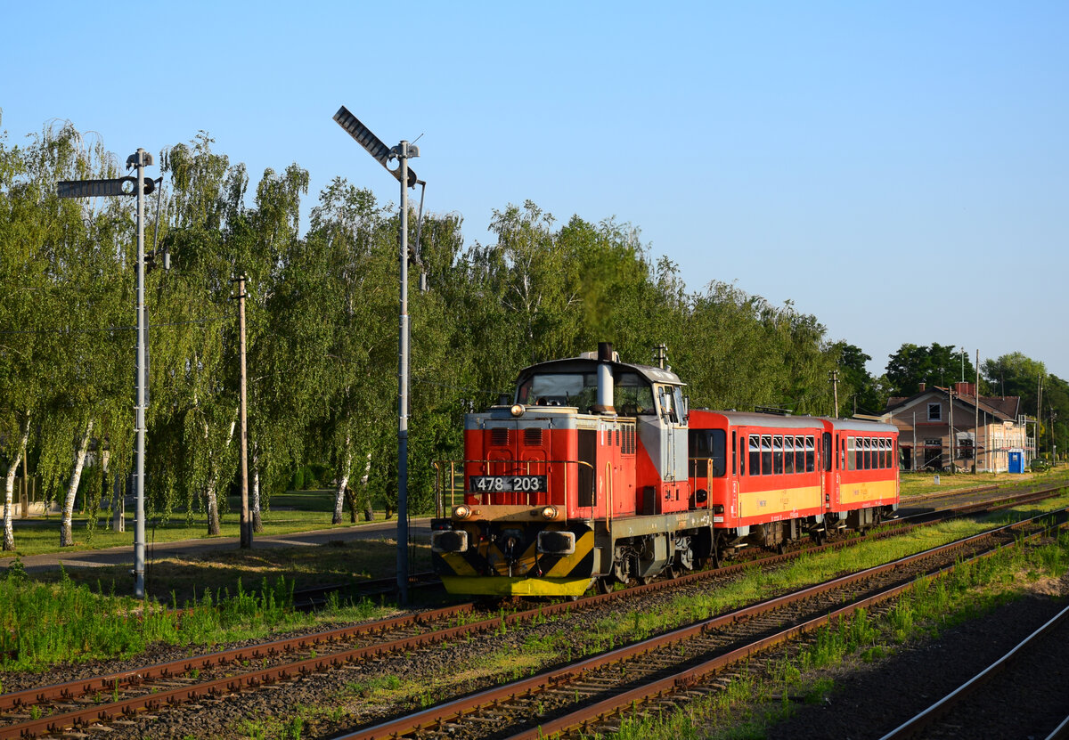 Die 478 203-er Verschublok von MÁV-Start mit dem Zug 34918 von Székesfehérvár nach Komárom bei der Ausfahrt von Bahnhof Nagyigmánd-Bábolna. 01.07.2022.