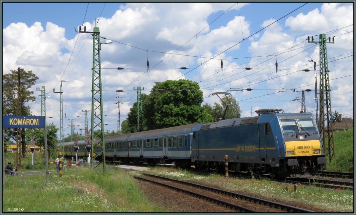 Die 480 003 der MAV mit einen Schnellzug am Haken,am Stadtrand von Komárom. Nächster Halt ist Györ. Szenario vom 20.Mai 2014.