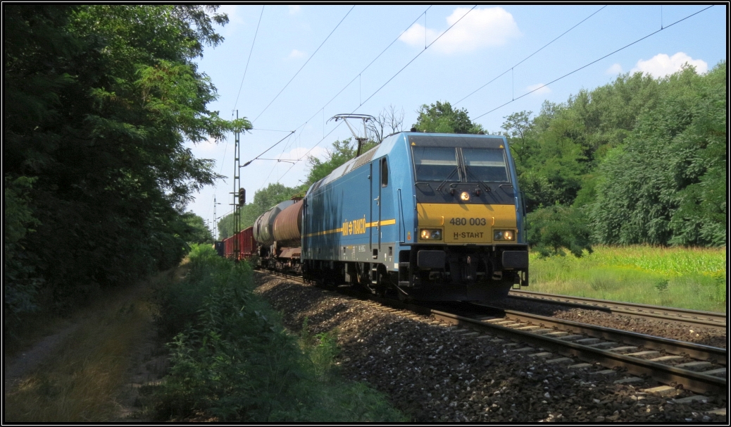 Die 480 003 der Mav Trakcio ist mit einen gemischten Güterzug unterwegs nach Komárom.
Hier zu sehen unweit von Acs Anfang August 2015.