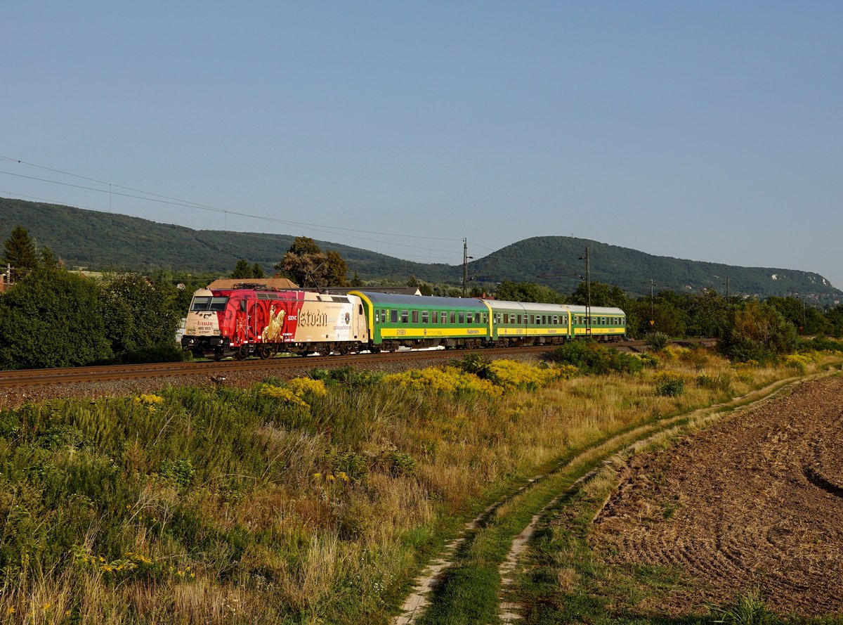 Die 480 003 mit einem IC am 26.08.2017 unterwegs bei Vértesszőlős.
