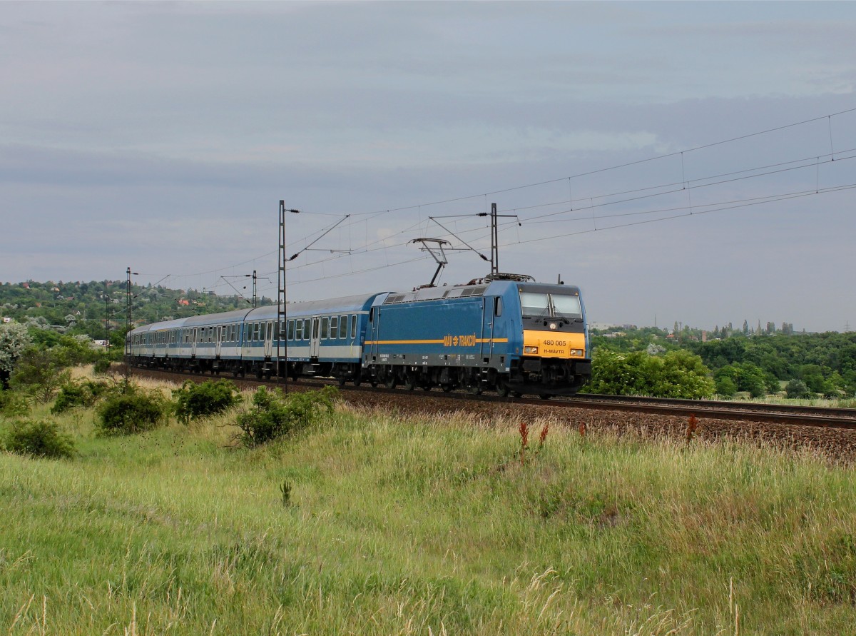 Die 480 005 mit einem D Zug nach Győr am 09.06.2012 unterwegs bei Biatorbágy.