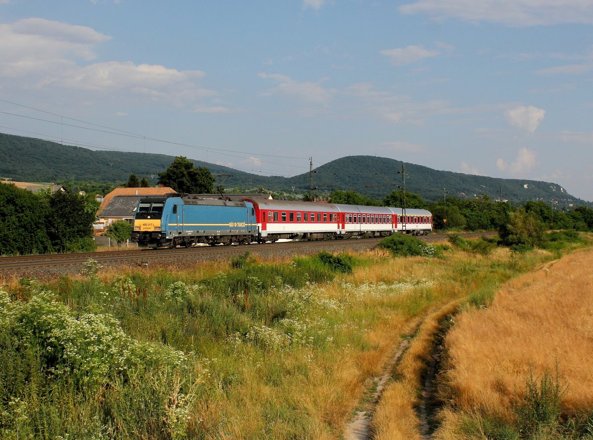 Die 480 017 mit einem IC am 02.07.2016 unterwegs bei Vértesszőlős.