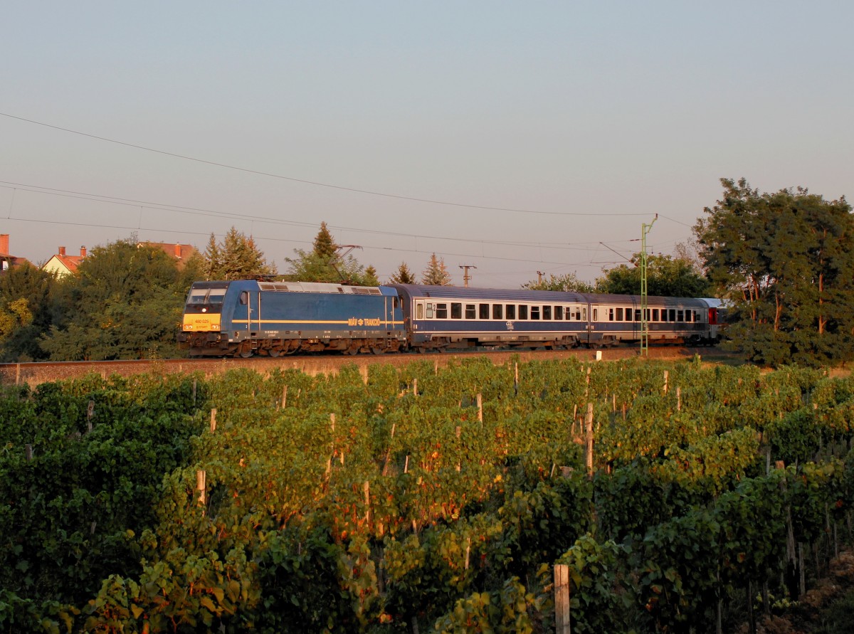 Die 480 025 mit einem IC nach Sopron am 01.09.2015 unterwegs bei Kópháza.