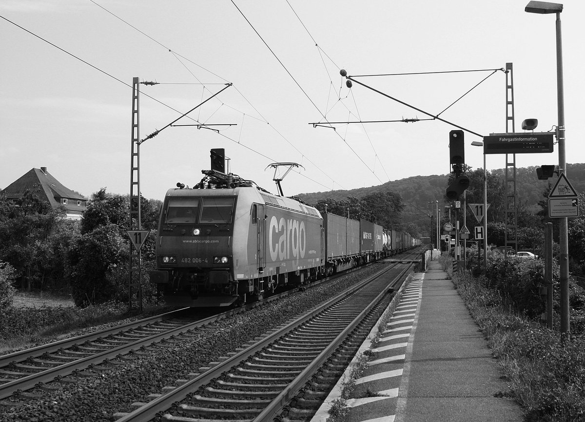 Die 482 006-4 der SBB Cargo mit einem Güterzug aus Koblenz kommend durch Namedy in Richtung Köln.

Namedy 
17.08.2018