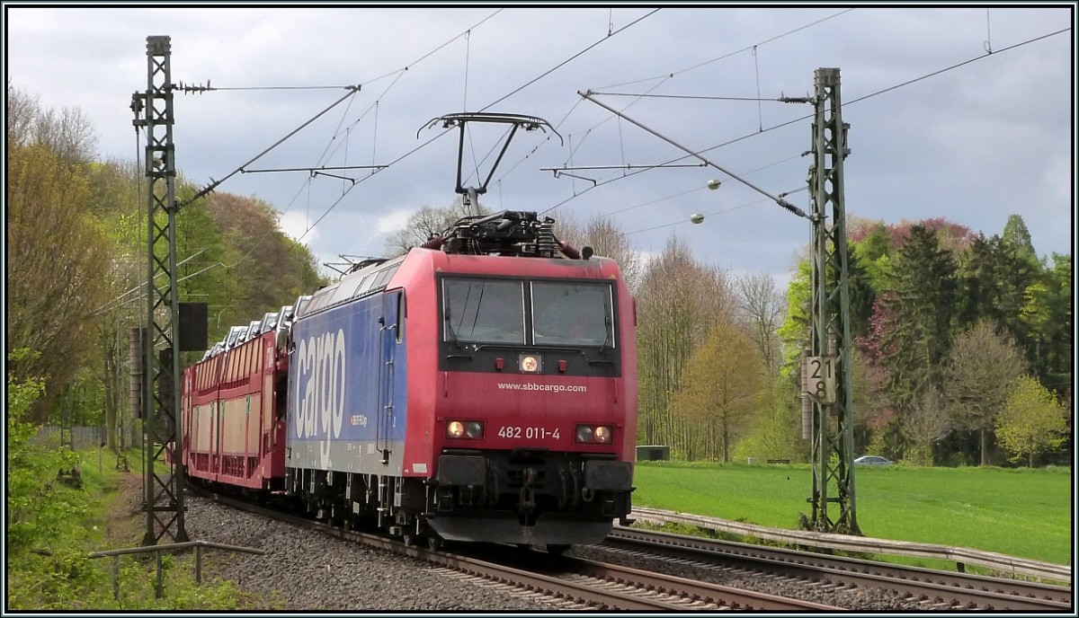 Die 482 011-4 im Gleisbogen bei Rimburg auf der Kbs 485 mit einen Autotransportzug am 15.April 2014.