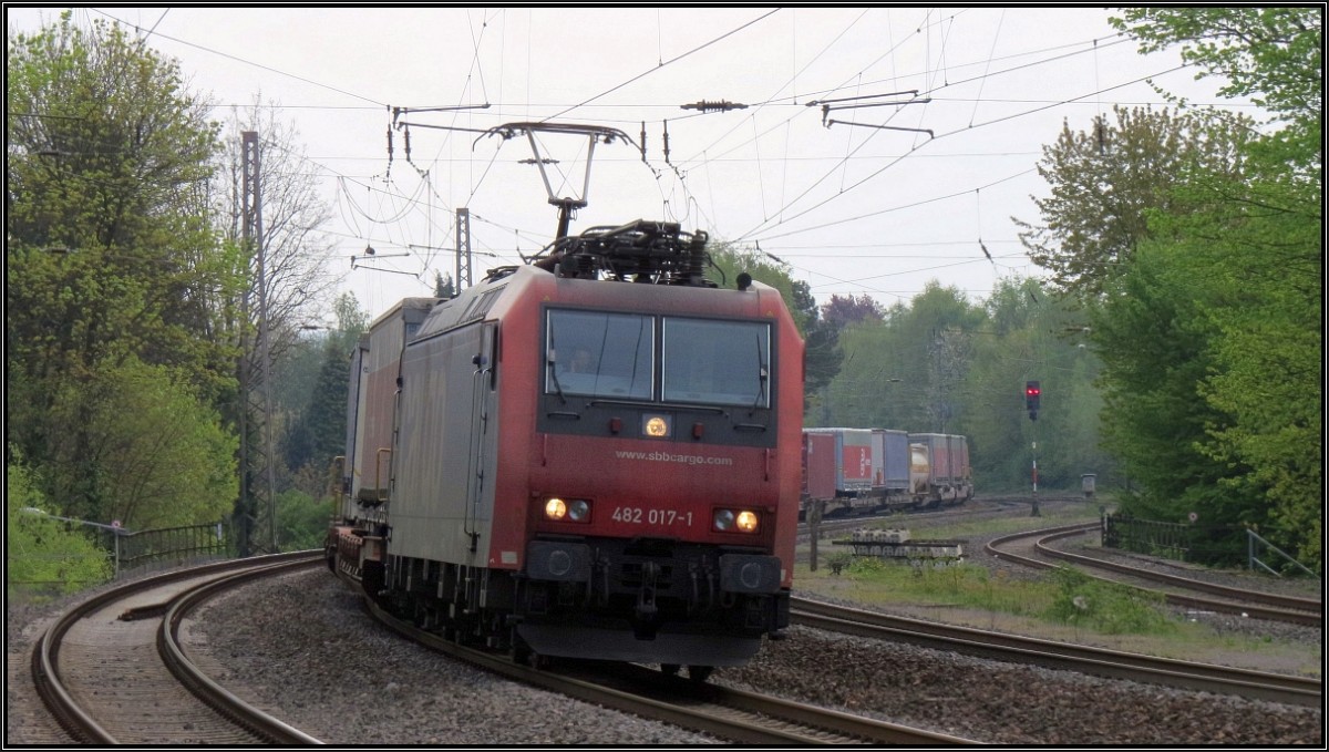 Die 482 017-1 der SBB Cargo ist mit ihrer Güterfracht unterwegs nach Aachen.Hier zu sehen im Gleisbogen am Bahnhof von Eschweiler auf der Kbs 480 am 01.Mai 2015.