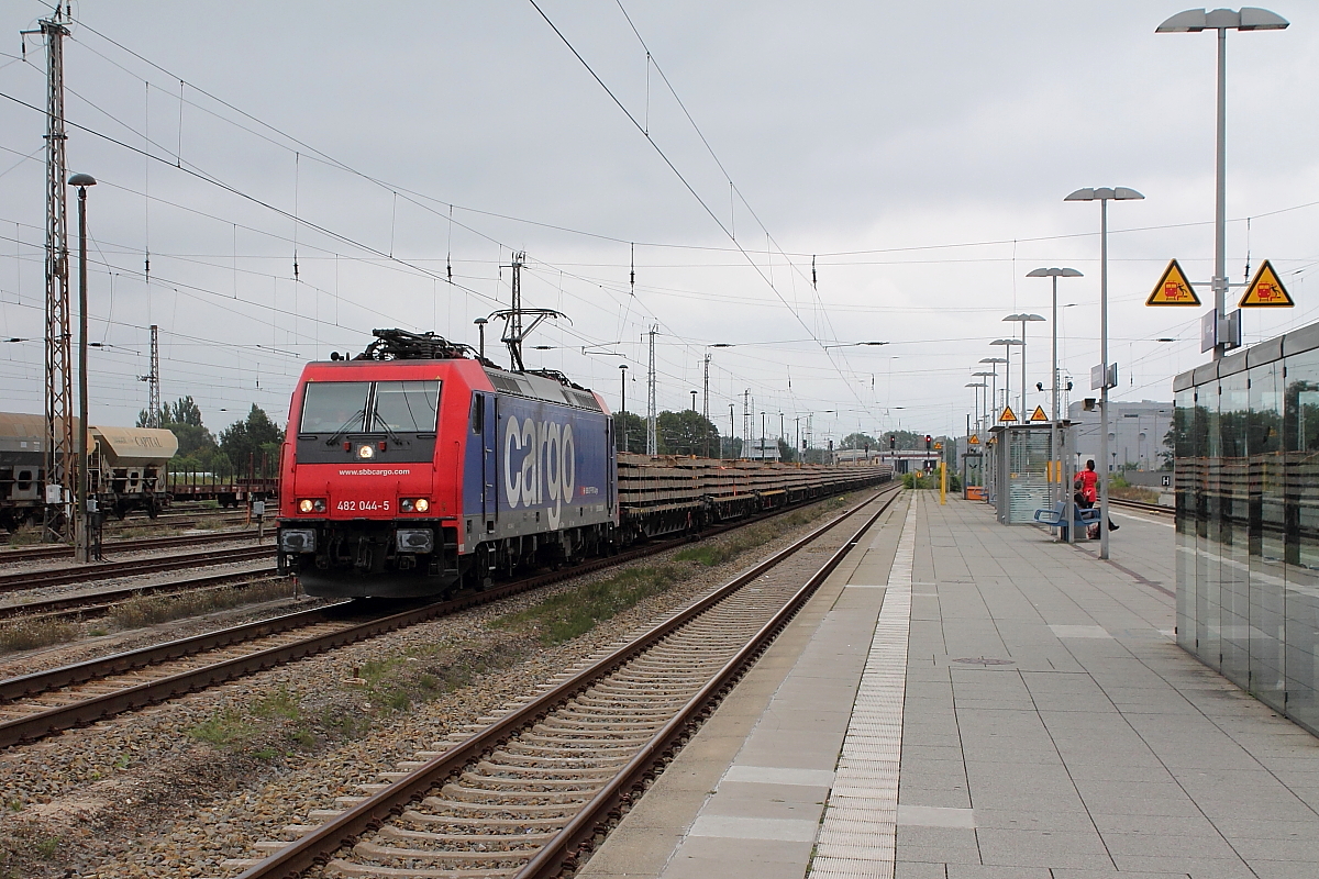 Die 482 044-5 der SBB Cargo mit einem Altschwellenzug am 01.09.2014 bei der Durchfahrt in Oranienburg.