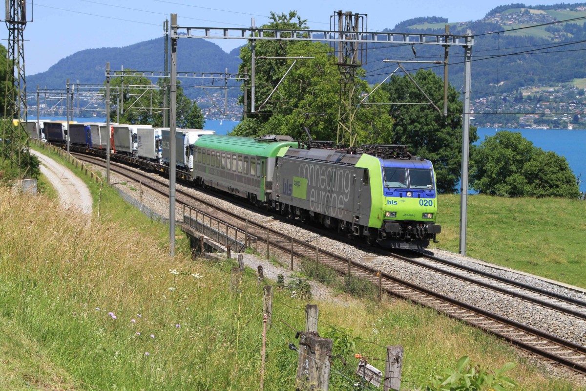 Die 485 020-2 mit einem Containerzug bei Einigen am 21.06.2014