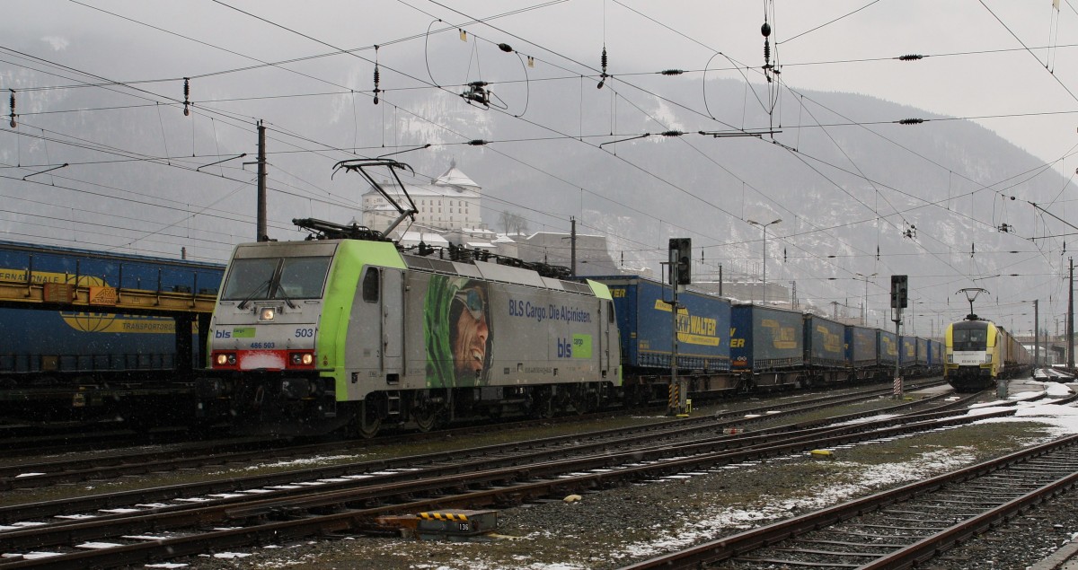 Die 486 503-6 der BLS (unterwegs für LM) steht am 5.3.2015 mit einem LKW-Walter Zug in Kufstein. An diesem Tag waren alle Gütergleise in Kufstein belegt. Grund ist eine größere Signalstörung zwischen Aßling und Grafing. Die Züge müssen warten.