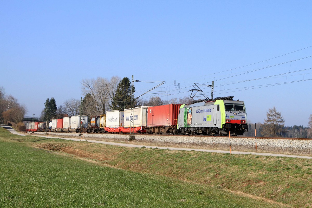 Die 486 503 mit Güterwaggons bei Übersee am 09.03.2014