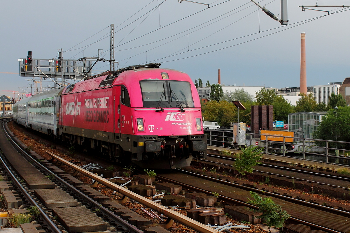 Die 5 370 001 mit dem BWE EC 44 aus Warszawa Wschodnia nach Berlin Hauptbahnhof am 09.09.2017 auf der Berliner Stadtbahn bei der Durchfahrt im Bahnhof Jannowitzbrücke.