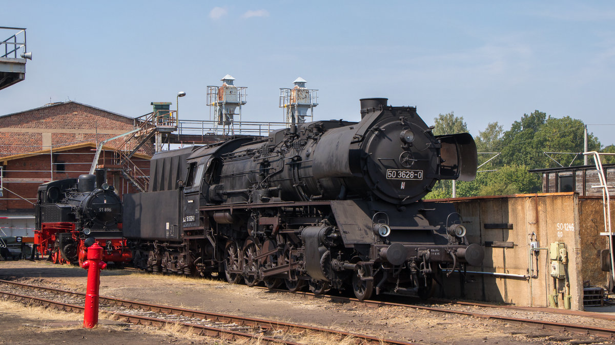 Die 50 3628-0 ist eine interessante Dampflok. Mal keine vor rot triefenden Räder :) 
Aufgenommen am 19. August 2018 in Chemnitz zum SEM Eisenbahnfest. 