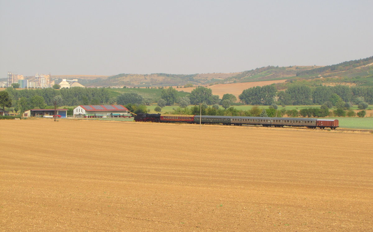 Die 50 3648-8 vom Sächsischen Eisenbahnmuseum mit dem Winzerfestsonderzug DPE 61485 aus Chemnitz Hbf, am 10.09.2016 bei Kirschscheidungen auf der Fahrt in die Abstellung nach Karsdorf.
