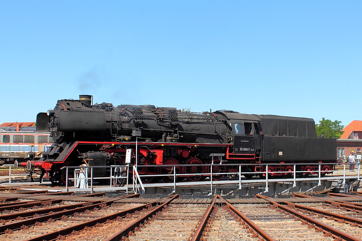 Die 50 3682-7 auf der Drehscheibe beim Sommerdampf im historischen Lokschuppen am 07.07.2018 in Wittenberge.