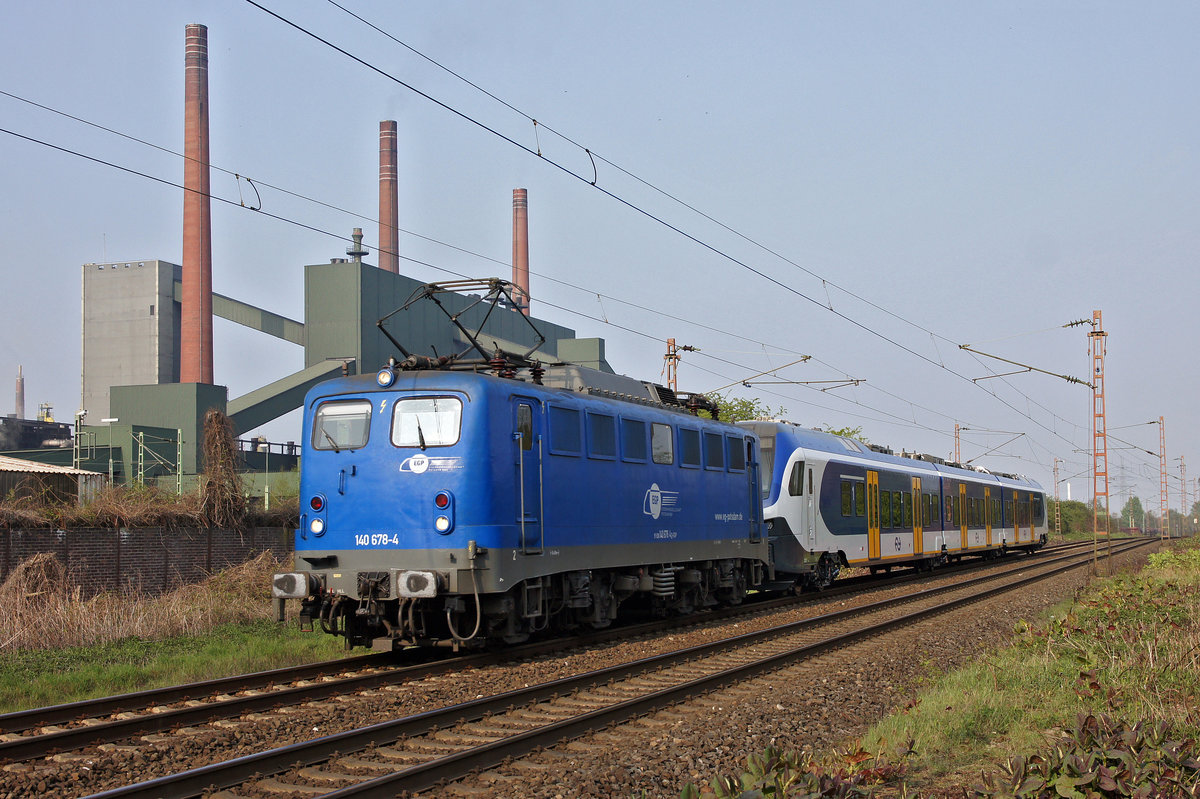 Die 50 Jahre alte Lokomotive 140 678-4 (Baujahr 1967 bei Henschel) überführt am 08.04.2017 den Flirt Triebwagen der NS (Nederlandse Spoorwegen) nach Siemens in Wildenrath.