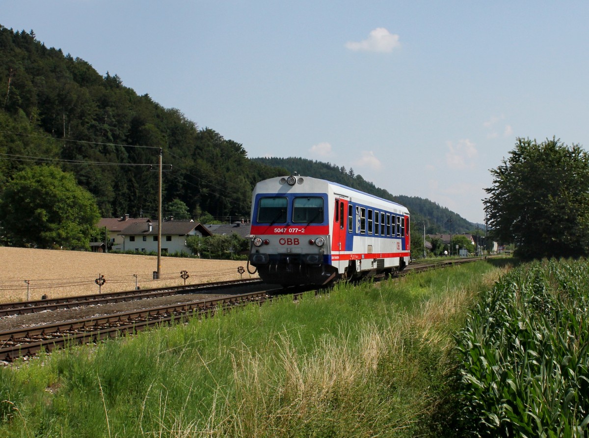 Die 5047 077 als R nach Braunau am 18.07.2014 bei der Ausfahrt aus Munderfing.