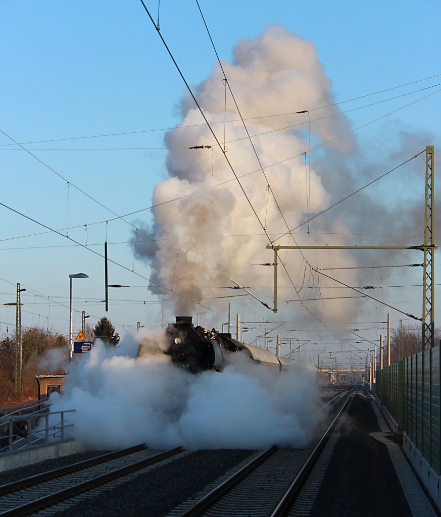 Die 52 8154-8 fährt am 22.02.2014 mit ordentlich Dampf aus dem Bahnhof Böhlen (b.Leipzig) heraus. Weiter geht es mit dem  DPE 79752 nach Johanngeorgenstadt.