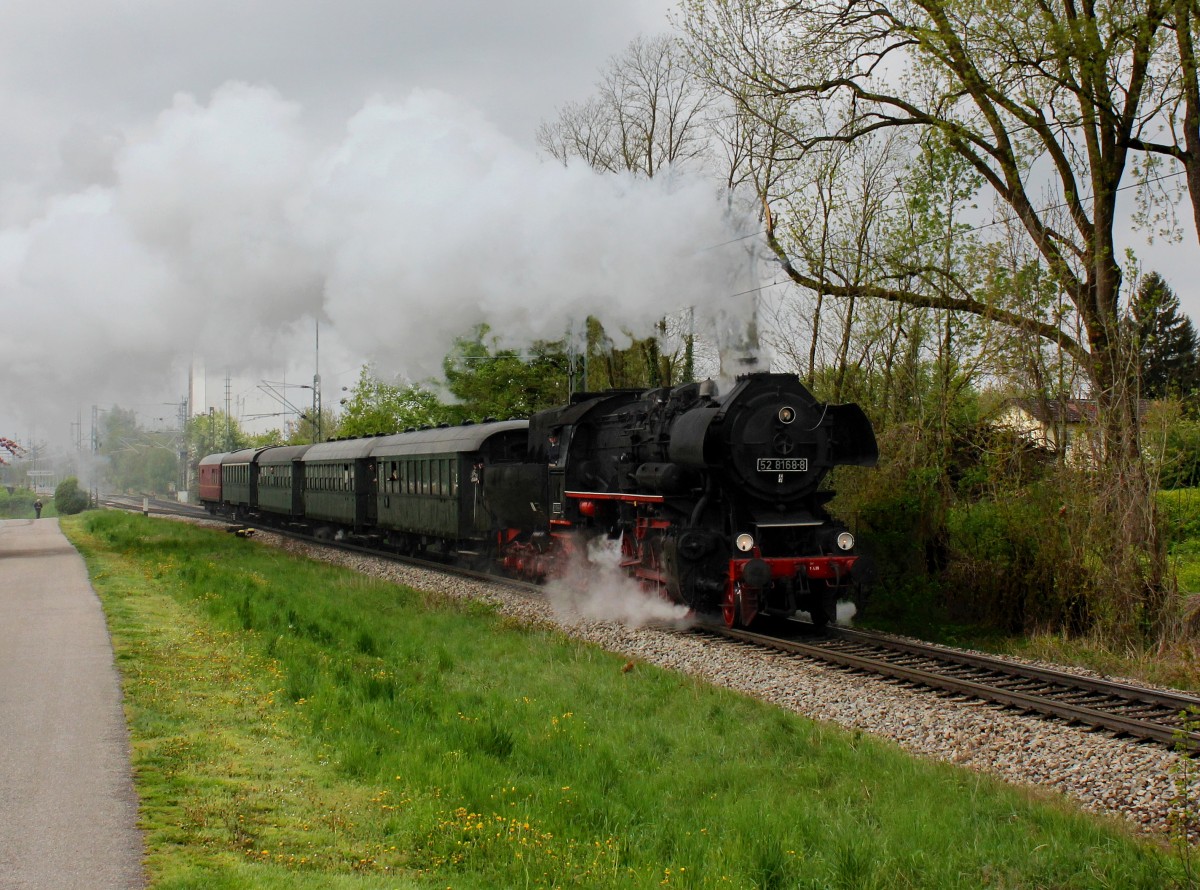 Die 52 8168 mit einem Sonderzug nach Viechtach am 02.05.2015 unterwegs bei Wallersdorf.