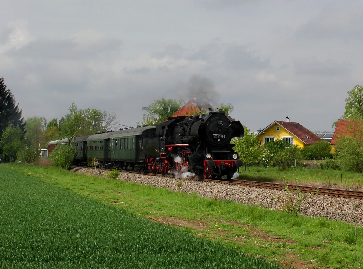 Die 52 8168 mit einem Sonderzug nach Viechtach am 02.05.2015 unterwegs bei Pankofen.