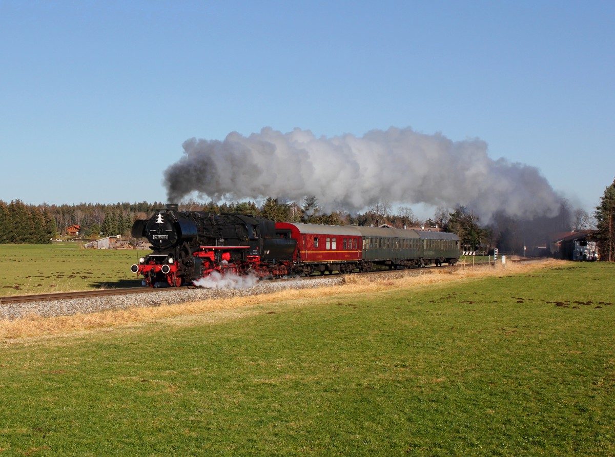 Die 52 8168 mit einem Sonderzug nach Tegernsee am 06.12.2015 unterwegs bei Warngau.
