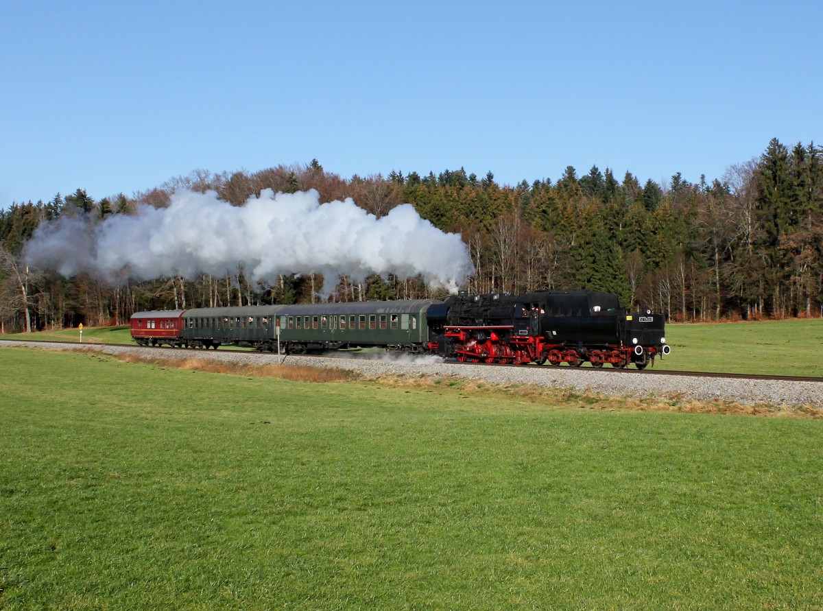 Die 52 8168 mit einem Sonderzug nach Tegernsee am 06.12.2015 unterwegs bei Schaftlach.