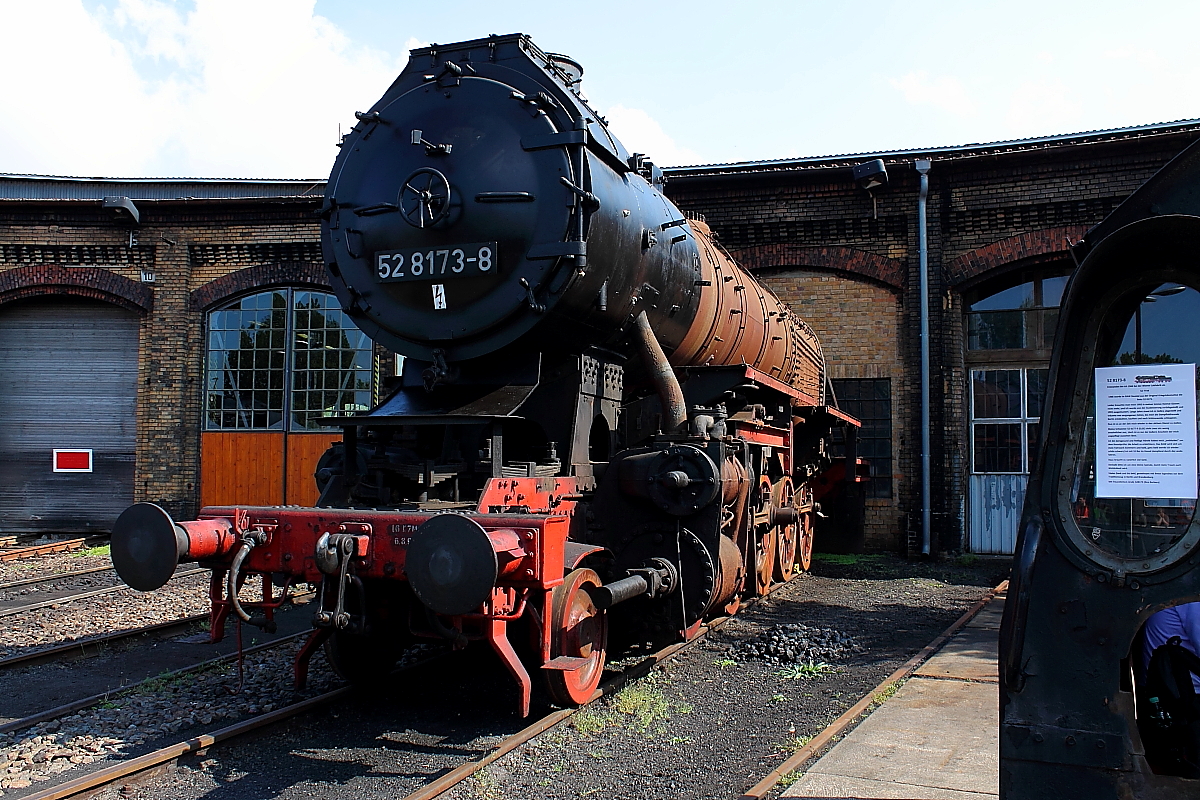 Die 52 8173-8 der Dampflokfreunde Berlin soll wieder betriebsfähig aufgearbeitet werden, die  Barbara  ist schon entkleidet.
so gesehen bei Frühlinsfest am 26.04.2014 im Bw Schöneweide.