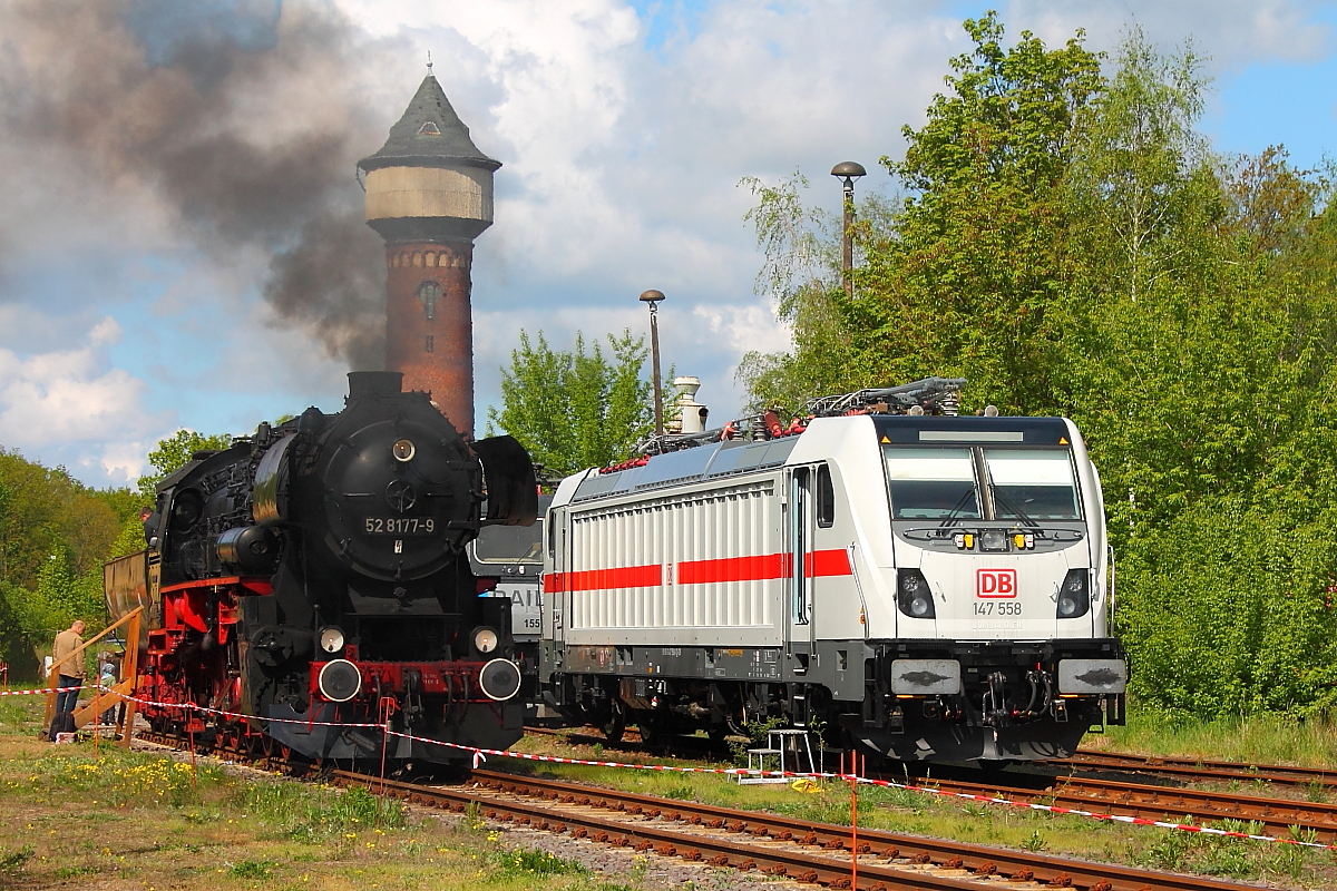 Die 52 8177-9 der Dampflokfreunde Berlin und die 147 558 der DB AG zu Gast beim 16. Eisenbahnfest am 05.05.2019 in Elstal.