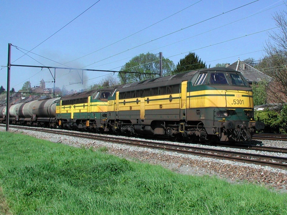 Die 5301 und 5209 mit ein schwere Güterzug richtung Luxemburg (Benzin-Tank-Anlager im Betrange-Strassen), hier fährt im Hbf. Namur (linie 130), 16-04-2003