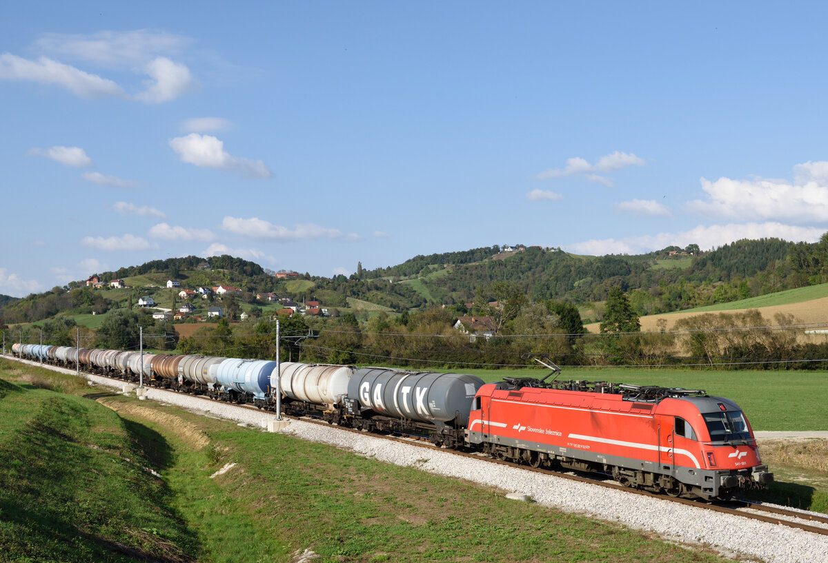 Die 541 001 traktionierte in Slowenien den aus Stadlau kommenden 47451, und wurde von mit am 26. September in Cirknica fotografiert.