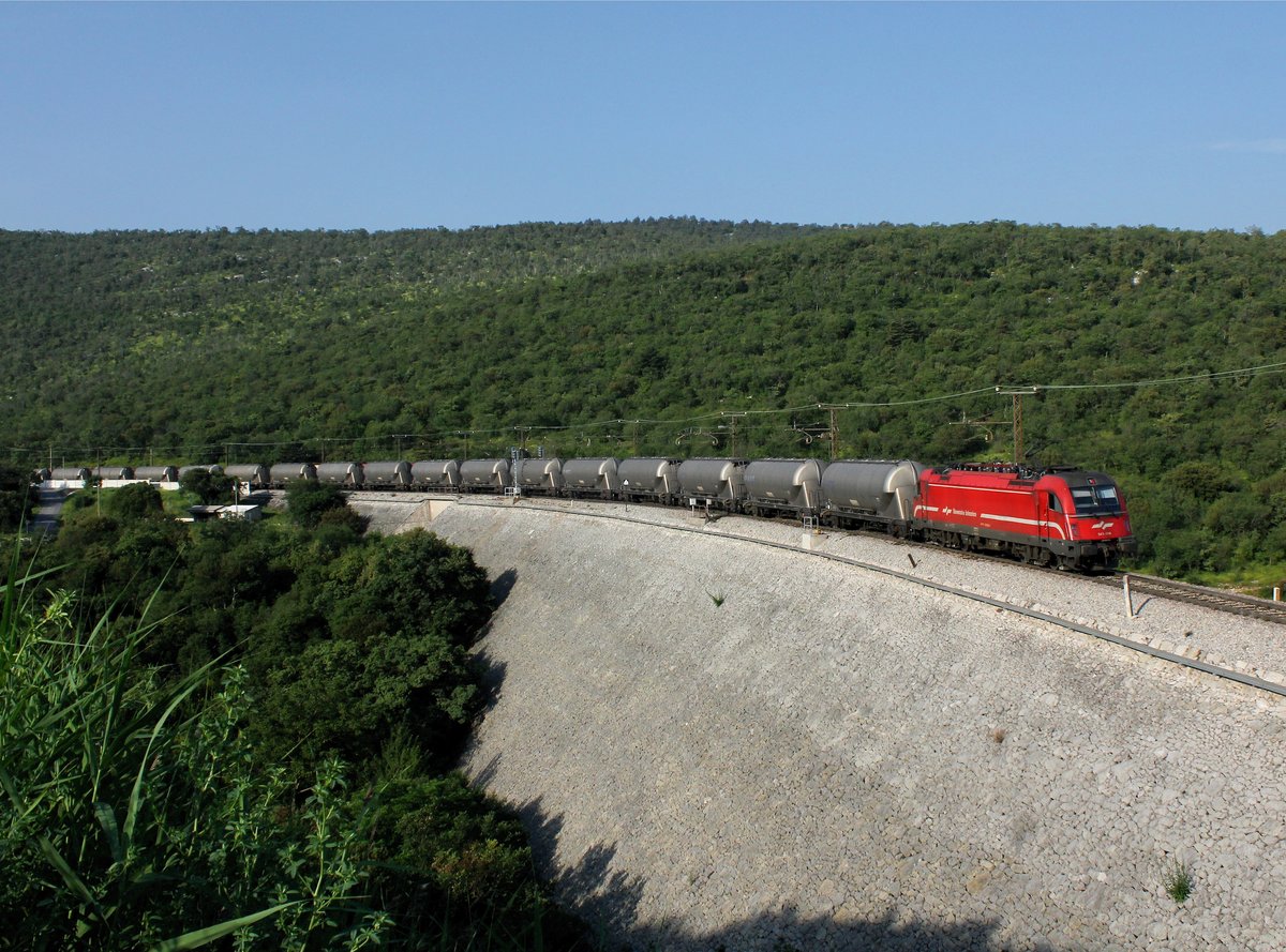 Die 541 014 mit einem Silozug am 25.06.2016 unterwegs bei Hrastovlje.