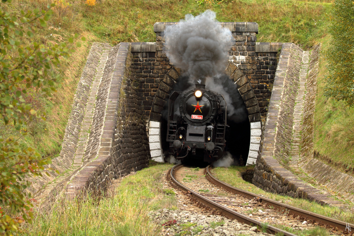 Die 556 036 verlässt gerade den Eisenbahntunnel bei Telgart. (Anm.: es ist nicht das Tunnelportal bei der Haltestelle Telgart Penzion, sondern die andere Tunnelseite) (04.10.2019)