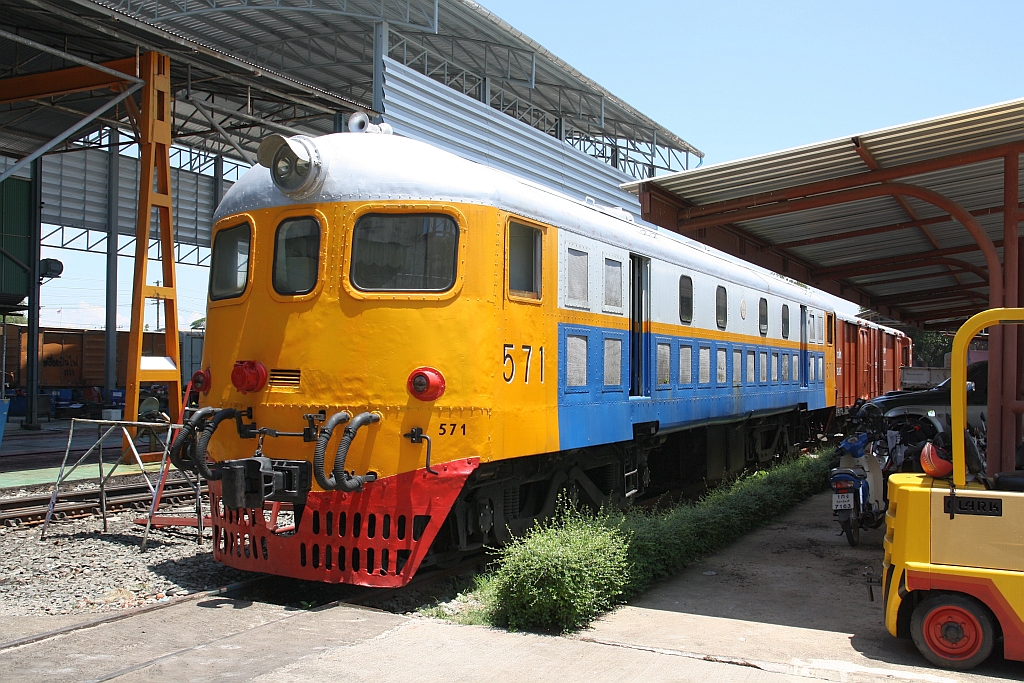 Die 571 (Co'Co', de, Davenport, Bauj.1955, Fab.Nr.32811) wurde äußerlich aufgearbeitet und dient nun als Ausstellungstück. Depot Uttaradit am 19.Mai 2018.